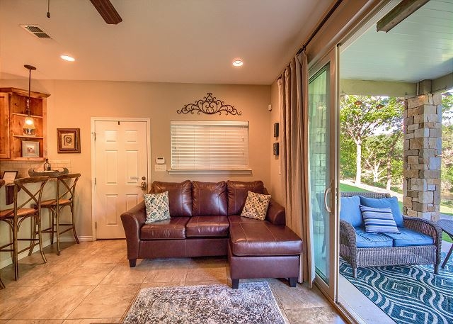 RG 104 Living Room 003