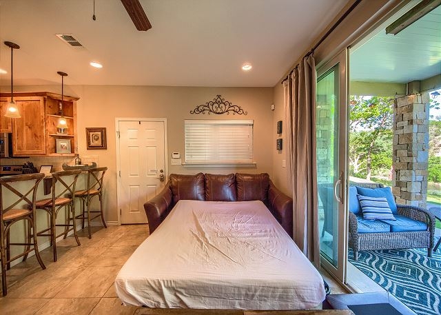 RG 104 Living Room 004