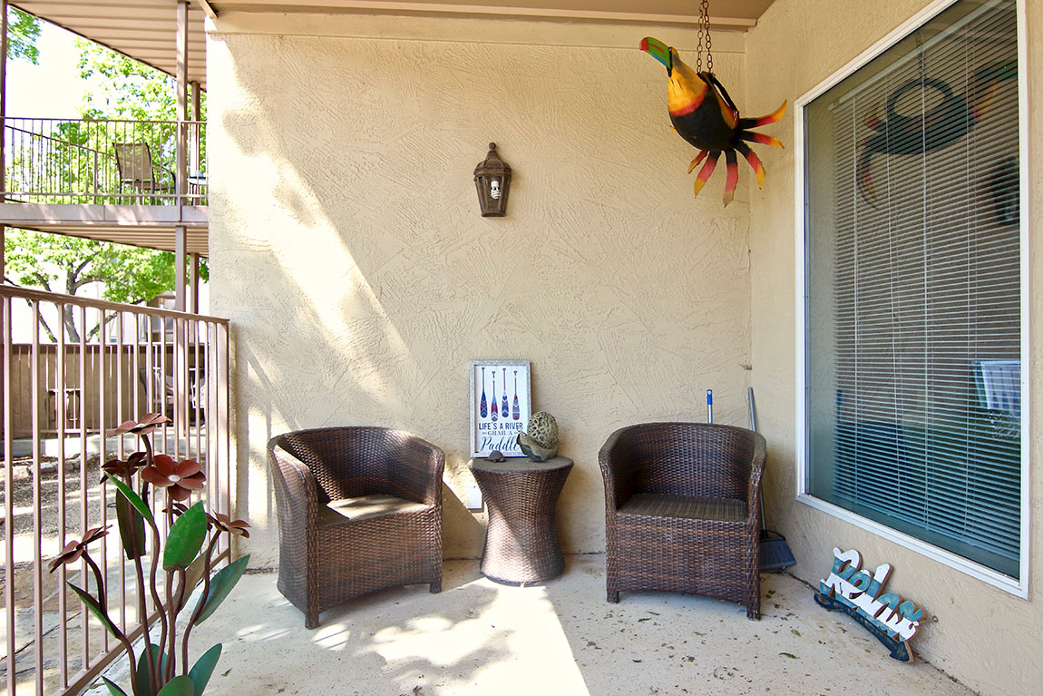 35_Poolside-Porch-Paradise_5689